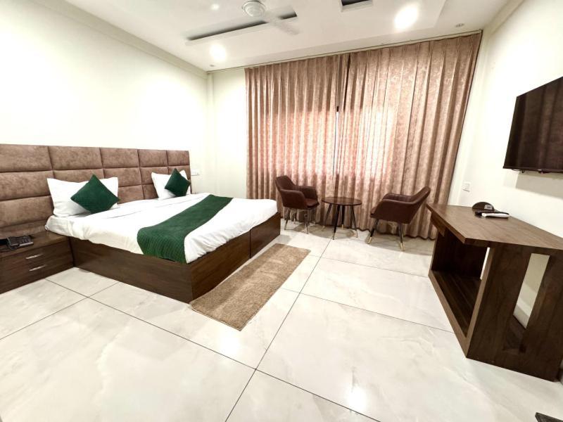 Hotel Prism Grand Zirakpur Exterior foto