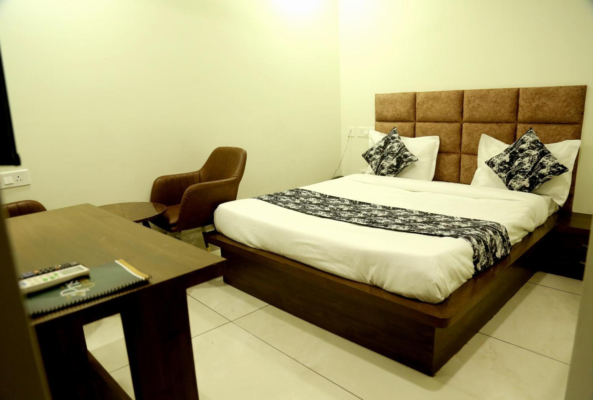 Hotel Prism Grand Zirakpur Exterior foto